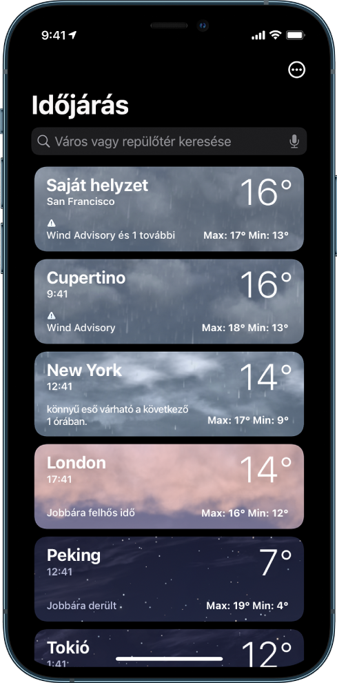 A városok listája megjeleníti az időt, az aktuális hőmérsékletet, az előrejelzést, valamint a maximális és minimális hőmérsékletet az egyes városokhoz. A képernyő tetején látható egy keresőmező, a jobb felső sarokban pedig a Továbbiak gomb.