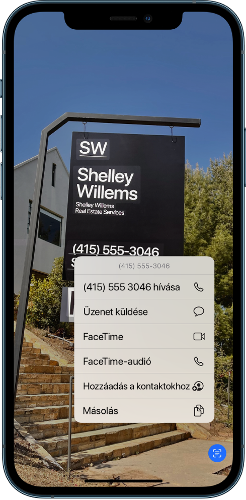 Egy fotó meg van nyitva a teljes képernyőn. A fotón egy szöveget és telefonszámot tartalmazó jel látható. A telefonszám ki van jelölve, és a következő lehetőségek érhetők el a képernyőn: Hívás, Szöveg küldése, FaceTime, FaceTime-audió, Hozzáadás a kontaktokhoz és Másolás.