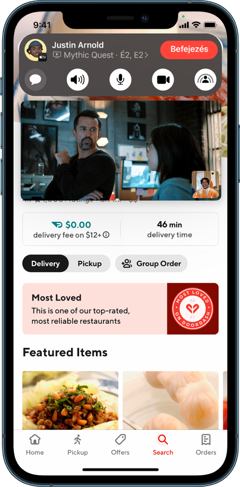 FaceTime-hívás, amelynek során a résztvevők videotartalmat és képernyőtartalmat osztanak meg, többek között egy étterem weboldalát, ahonnan ételt lehet rendelni.