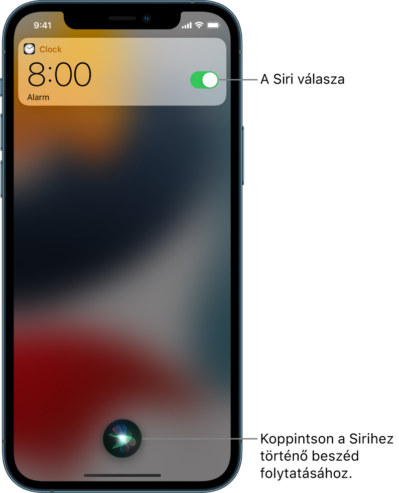 A Siri a zárolási képernyőn. Az Óra app értesítése azt jelzi, hogy be lett állítva egy ébresztés reggel 8 órára. A képernyő aljának közepén lévő gombbal tovább beszélhet a Sirihez.