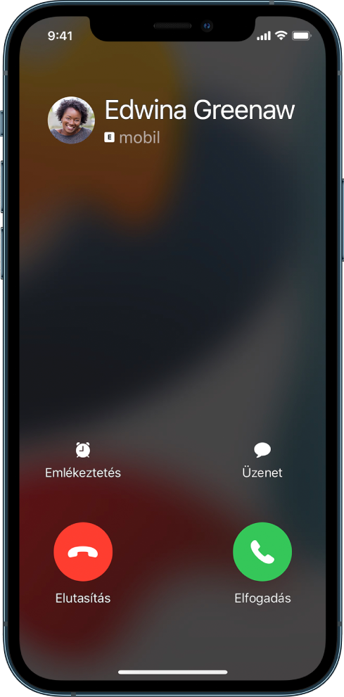 A képernyő felső részén egy bejövő hívás értesítése látható. Az Elutasítás és a Fogadás gombok a jobb felső részen láthatók.