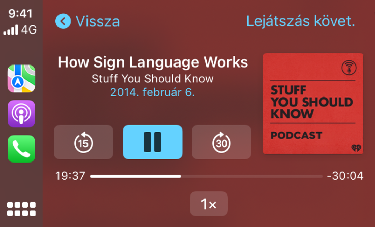 A CarPlay Dashboardja, amelyen a How Sign Language Works by Stuff You Should Know című podcast lejátszása van folyamatban.