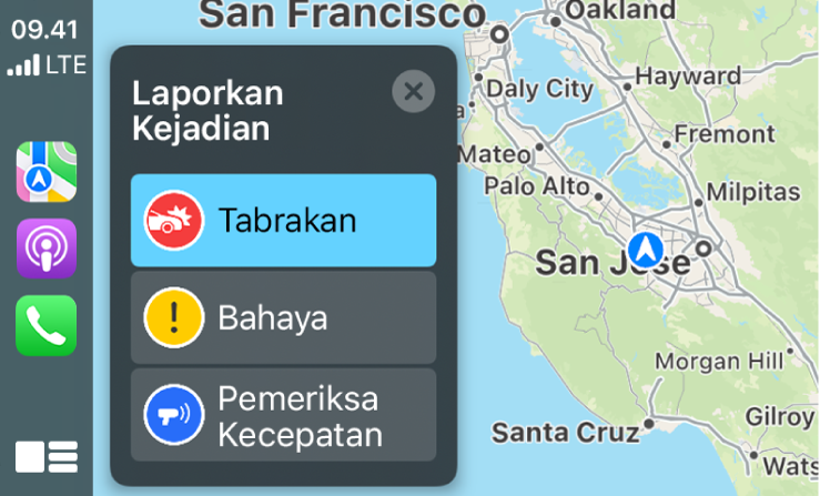 CarPlay menampilkan ikon untuk Peta, Podcast, dan Telepon di sebelah kiri dan peta area saat ini di sebelah kanan untuk melaporkan Kecelakaan Lalu Lintas, Bahaya, atau Pemeriksaan Kecepatan.
