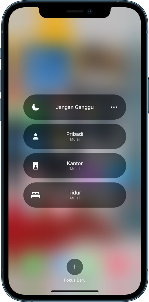 Layar Terkunci iPhone menampilkan pilihan Fokus. Pilihannya, dari atas ke bawah, Jangan Ganggu, Pribadi, Bekerja, Tidur, dan Fokus Baru.