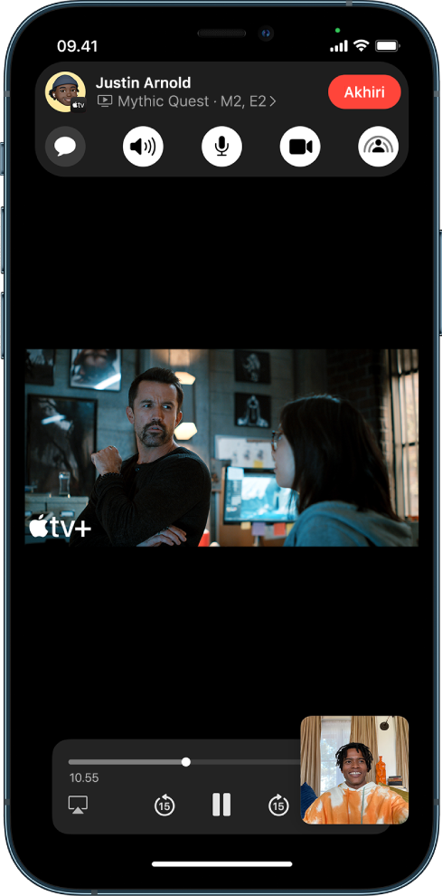 Panggilan FaceTime, menampilkan konten video Apple TV+ yang sedang dibagikan di panggilan. Kontrol FaceTime ditampilkan di bagian atas layar, video diputar tepat di bawah kontrol, dan kontrol pemutaran terdapat di bagian bawah layar.