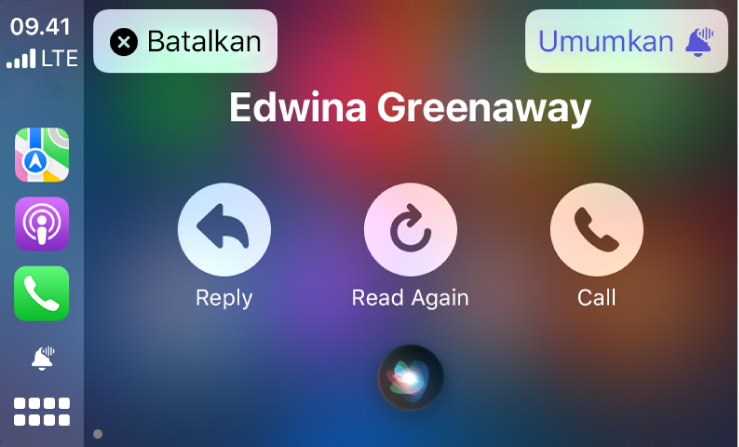 Siri menampilkan pilihan Balas, Baca Lagi, dan Panggil untuk pesan teks masuk di CarPlay. Di kiri atas adalah tombol Batalkan, dan di kanan atas adalah tombol Umumkan.