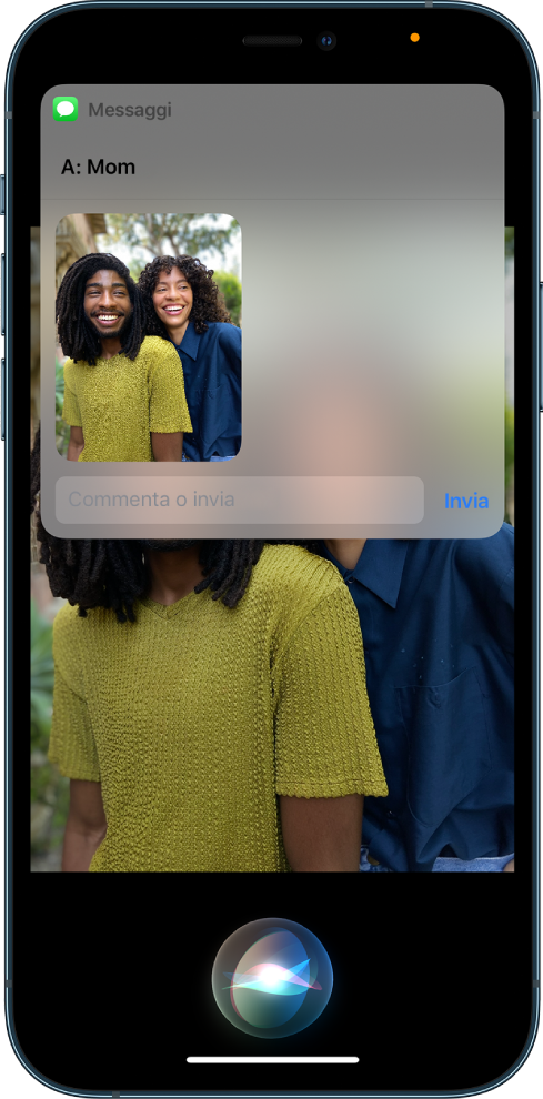 L'app Foto è aperta e mostra una foto con due persone. Sulla foto, è visibile un messaggio indirizzato a Mamma, che include la stessa foto. Siri è visibile nella parte inferiore dello schermo.