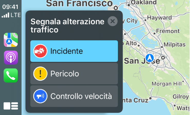 CarPlay che mostra le icone per Mappe, Podcast e Telefono sulla sinistra e una mappa della zona attuale sulla destra per segnalare un incidente, un pericolo o un controllo della velocità.