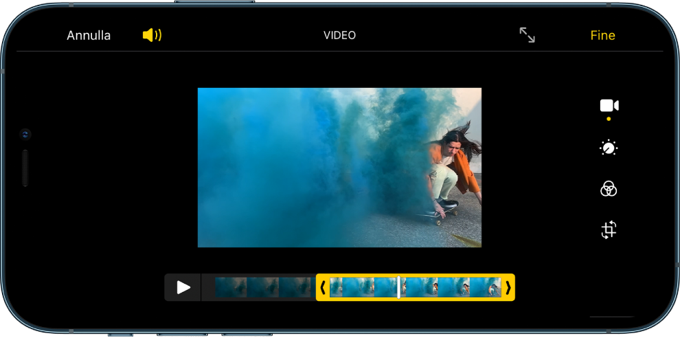 Un video nella schermata di modifica. Nella parte inferiore dello schermo viene mostrato il visore dei fotogrammi. In alto a sinistra sono presenti i pulsanti Annulla e Suono, mentre in alto a destra sono presenti i pulsanti Espandi e Fine. Gli strumenti di modifica si trovano sul lato destro dello schermo, dall'alto verso il basso: Video, Regola, Filtri e Ritaglia.