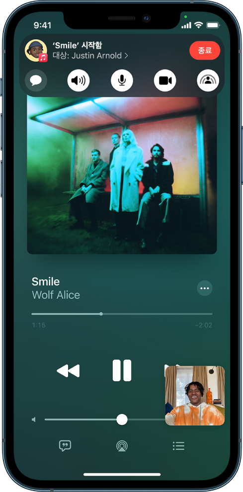 FaceTime 통화 중에 Apple Music의 오디오 콘텐츠를 공유하는 참가자. 화면 상단 근처에 앨범 표지가 있고 바로 아래에 제목과 오디오 제어기가 있음.