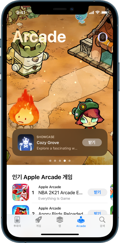 App Store의 Arcade 화면 상단에 게임이 표시되어 있고 중앙에는 인기 Arcade 게임이 나타남. 화면 하단의 왼쪽에서 오른쪽으로 투데이, 게임, 앱, Arcade 및 검색 탭이 있습니다.