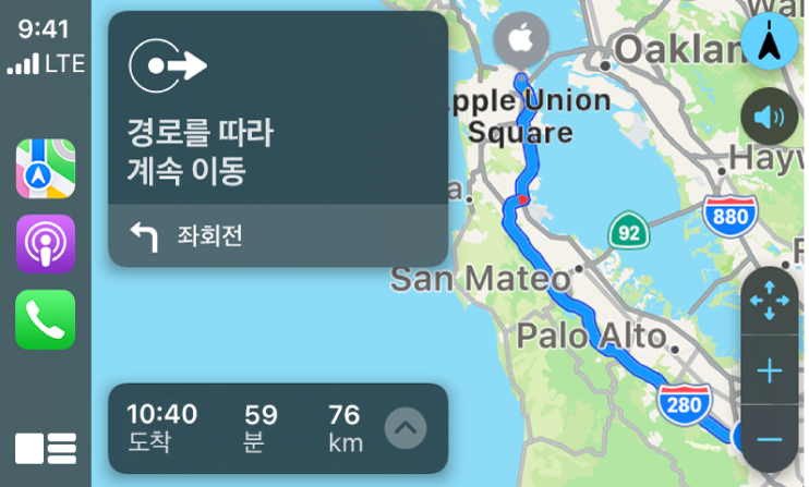 왼쪽에는 지도, 팟캐스트, 전화 아이콘, 오른쪽에는 확대/축소 제어기, 회전 방향 및 예상 도착 정보가 있는 운전 경로 지도를 표시하는 CarPlay.