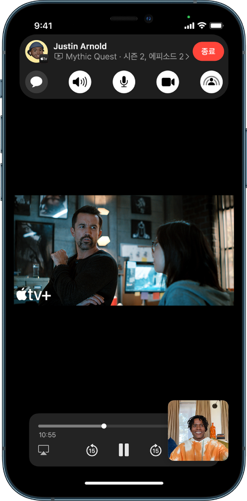 FaceTime 통화 중에 Apple TV+ 비디오 콘텐츠를 공유하고 있음. 화면 상단에 FaceTime 제어기가 표시되고 제어기 아래에 비디오가 재생 중이며, 화면 하단에 재생 제어기가 있음.