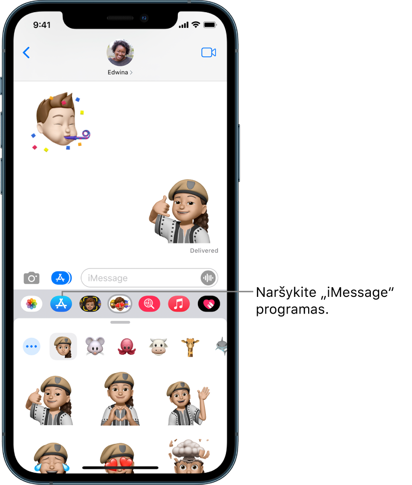 „Messages“ pokalbis ir pasirinktas „iMessage“ programų naršyklės mygtukas. Atidarytos programos stalčiuje rodomi šypsenėlių lipdukai.