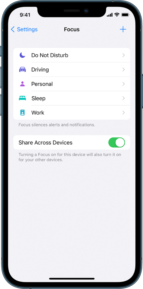 Ekranas, kuriame rodomos penkios „Focus“ parinktys: „Do Not Disturb“, „Driving‘, „Personal“, „Sleep“ ir „Work“. Naudodami mygtuką „Share Across Devices“, tuos pačius „Focus“ nustatymus galite naudoti visuose „Apple“ įrenginiuose, kuriuose esate prisijungę su tuo pačiu „Apple ID“.
