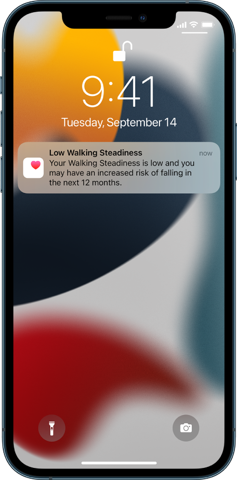 „Lock Screen“ su pranešimu „Low Walking Steadiness“.