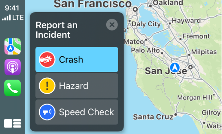 „CarPlay“ kairėje rodomos „Maps“, „Podcasts“ ir „Settings“ piktogramos, o dešinėje – dabartinės vietovės žemėlapis, kuriame galima parinkti „Traffic Accident“, „Hazard“ arba „Speed Check“.