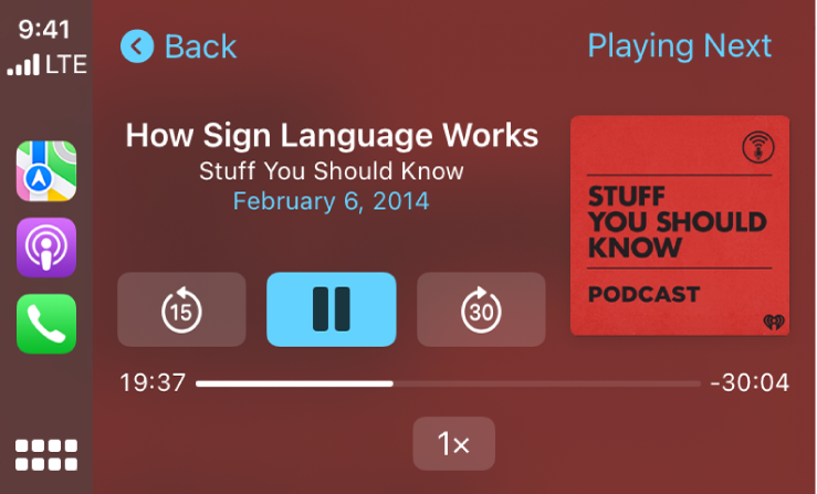 Ekrāns CarPlay Dashboard, kurā tiek atskaņota aplāde How Sign Language Works kanālā Stuff You Should Know.