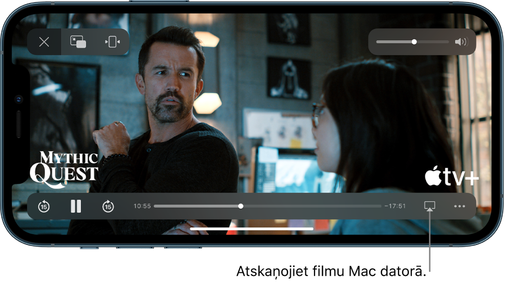 Filma, kas tiek atskaņota iPhone ekrānā. Ekrāna apakšdaļā ir atskaņošanas vadības elementi, tostarp AirPlay poga netālu no apakšējā labā stūra.