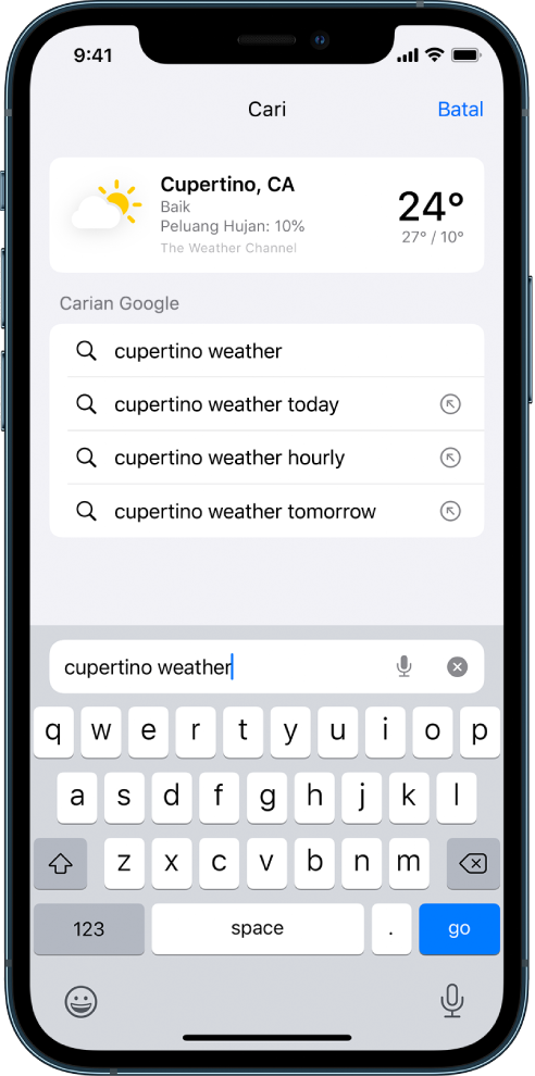 Di bahagian bawah skrin ialah medan carian Safari, mengandungi teks “cuaca cupertino”. Di bahagian atas skrin ialah hasil daripada app Cuaca, yang menunjukkan cuaca dan suhu semasa untuk Cupertino. Di bawah ialah hasil Google Search. Di sebelah kanan setiap hasil ialah anak panah untuk dipautkan ke halaman hasil carian tertentu.