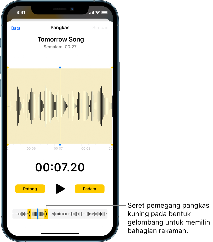 Rakaman sedang dipangkas, dengan pemegang pangkas berwarna kuning merangkumi bahagian bentuk gelombang audio di bahagian bawah skrin. Butang Main dan pemasa rakaman muncul di atas bentuk gelombang. Pemegang pangkas di bawah butang Main. Butang Pangkas untuk memadamkan sebahagian rakaman di luar pemegang dan butang Padam untuk memadamkan bahagian rakaman di dalam pemegang, berada di kedua belah butang Main.