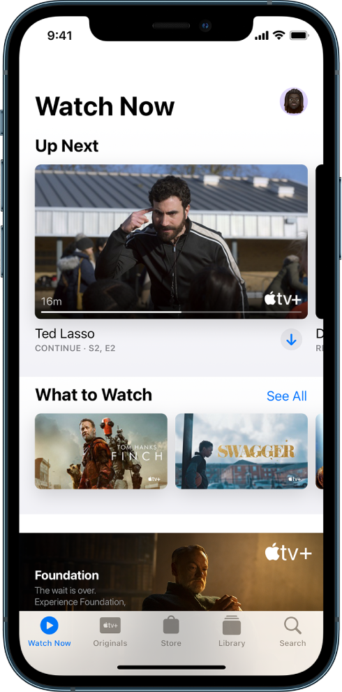 အပေါ်ဘက်တန်းရှိ Movies၊ TV Shows၊ နှင့် Sports အတွက် ခလုတ်များပြသထားသည့် Watch Now ဖန်သားပြင်ဖြစ်သည်။ What to Watch တန်းအထက်ရှိ အလယ်တွင် Up Next အတန်းရှိသည်။ အောက်ခြေရှိ ဘယ်မှညာသည် Watch Now၊ Originals၊ Library နှင့် Search tabs တို့ဖြစ်သည်။