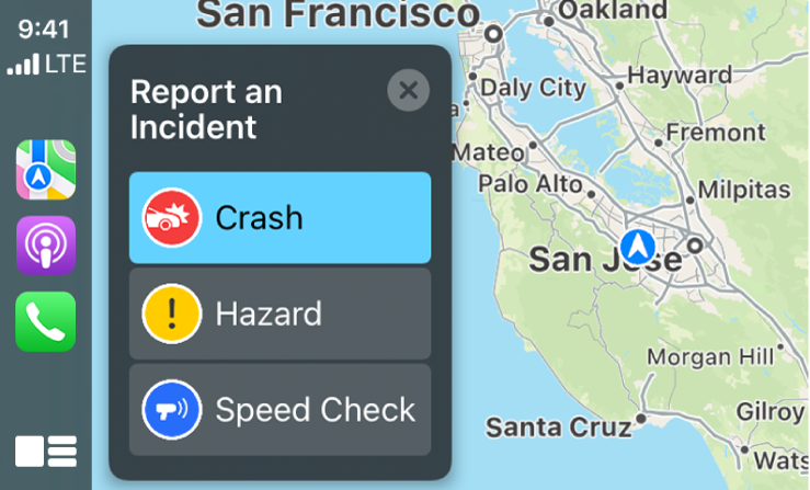 ဘယ်ဘက်တွင် Maps၊ Podcasts နှင့် Phone အတွက် သင်္ကေတများပြသထားပြီး ညာဘက်တွင် ယာဥ်မတော်တဆမှု၊ ဘေးအန္တရာယ် သို့မဟုတ် အရှိန်စစ်ဆေးချက်တို့ကို သတင်းဖော်ပြထားသည့် လက်ရှိတည်နေရာ၏မြေပုံတစ်ခုကို ပြသထားသည့် CarPlay။