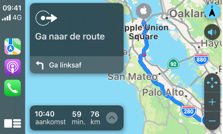 CarPlay met links symbolen voor Kaarten, Podcasts en Telefoon en rechts de kaart van een autoroute, inclusief zoomregelaars, afslaginstructies en informatie over de geschatte aankomst.