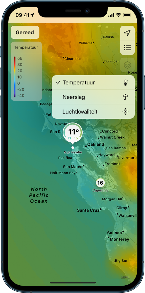 Een temperatuurkaart van de omgeving wordt schermvullend weergegeven. Rechtsbovenin staan onder elkaar de knoppen 'Huidige locatie', 'Favoriete locaties' en 'Overlay-menu'. De Overlay-knop is geselecteerd en er zijn opties te zien om de schermweergave te wijzigen, zodat de temperatuur, neerslag of luchtkwaliteit wordt getoond. Linksbovenin staat de knop 'Gereed'.