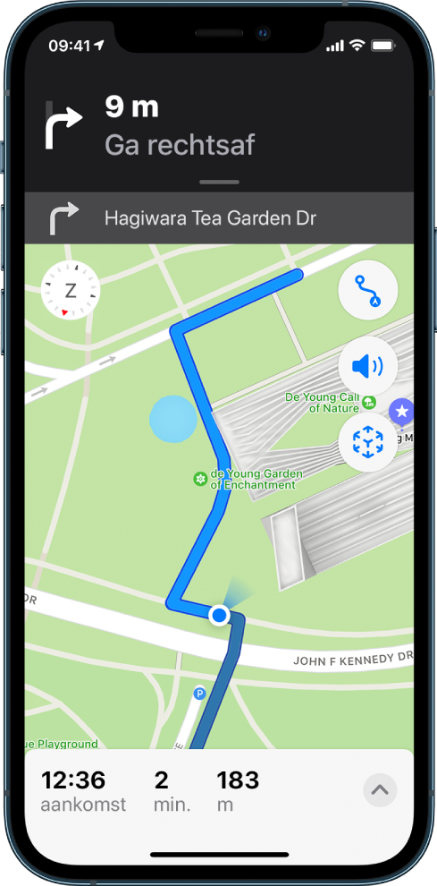 Een kaart met een looproute. Bovenaan is een balk met het bericht om na zoveel meter rechtsaf te slaan.