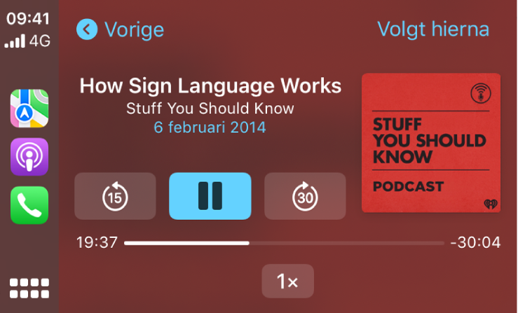 Het CarPlay-dashboard waarop de podcast 'How Sign Language Works' van Stuff You Should Know wordt afgespeeld.