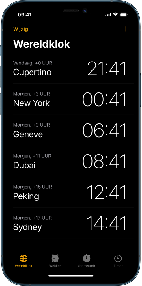 In het tabblad 'Wereldklok' zie je hoe laat het in allerlei steden is. Met de knop 'Wijzig' in de linkerbovenhoek kun je klokken anders rangschikken of verwijderen. Met de knop 'Toevoegen' in de rechterbovenhoek kun je meer klokken toevoegen. Onderin zie je de knoppen 'Wereldklok', 'Wekker', 'Stopwatch' en 'Timer'.