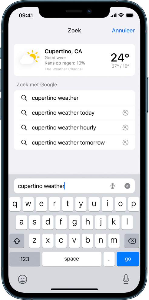 Onder in het scherm bevindt zich het Safari-zoekveld met daarin een zoekopdracht voor het weer in Cupertino. Boven in het scherm staat het resultaat van de Weer-app, met het huidige weer en de temperatuur voor Cupertino. Daaronder staan de Google-zoekresultaten. Rechts van elk resultaat staat een pijl als link naar de pagina met het specifieke zoekresultaat.