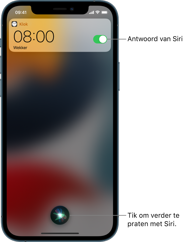 Siri in het toegangsscherm. Een melding van de Klok-app geeft aan dat er een wekker is ingesteld voor acht uur 's ochtends. Een knop middenonder in het scherm wordt gebruikt om verder te praten tegen Siri.