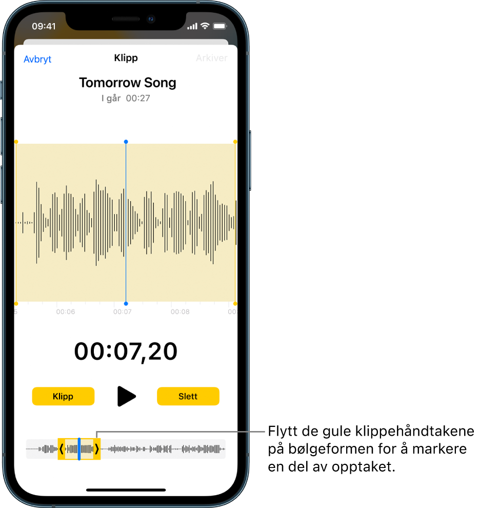 Et opptak som klippes, med de gule klippehåndtakene rundt en del av bølgeformen nederst på skjermen. Over bølgeformen er det en Spill av-knapp og en tidtaker for opptaket. Klippehåndtakene er under Spill av-knappen. Klipp-knappen for å slette den delen av opptaket som er utenfor håndtakene, og Slett-knappen for å slette den delen av opptaket som er innenfor håndtakene, vises på hver side av Spill av-knappen.