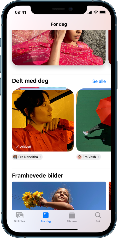 For deg-skjermen i Bilder-appen viser bildesamlingene Delt med deg. Under hver samling vises navnet på kontakten som delte bildene med deg, og en knapp for å svare kontakten.