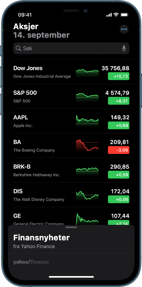 En overvåkningsliste som viser en liste med forskjellige aksjer. Hver aksje i listen viser, fra venstre til høyre, aksjesymbolet og -navnet, en ytelseskurve, aksjeprisen og prisendringen. Øverst på skjermen over overvåkningslisten er søkefeltet. Under overvåkningslisten finnes Finansnyheter. Sveip opp på Finansnyheter for å vise saker.