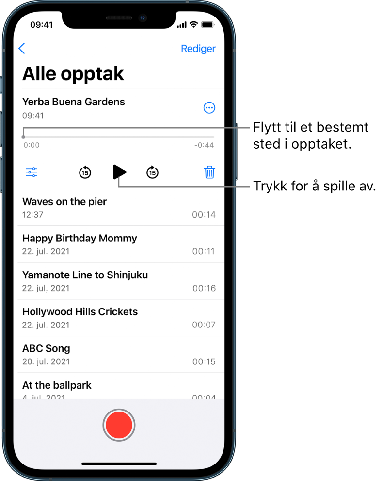 Skjermen med Taleopptak-listen, med et markert opptak øverst. Tidslinjen for opptaket har et spillehode som du kan flytte for å gå til ønsket sted i opptaket. Det er et start- og sluttidspunkt i hver ende av tidslinjen. Over tidslinjen er Flere handlinger-knappen, som du kan trykke på for å kopiere, dele, redigere eller duplisere et opptak og annet. Under tidslinjen er Avspillingsinnstillinger-knappen, som du kan bruke for å angi avspillingsvalg, knappen for å gå tilbake 15 sekunder, Spill av-knappen, knappen for å gå fram 15 sekunder og Slett-knappen. Under disse kontrollene er det en liste med opptak som kan åpnes med et trykk.