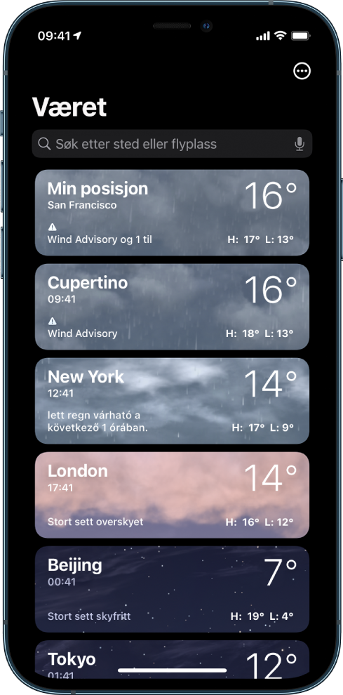 En liste med byer som viser klokkeslett, gjeldende temperatur, værvarsel og høyeste og laveste temperaturer for hver by. Øverst på skjermen er søkefeltet og øverst til høyre er Mer-knappen.