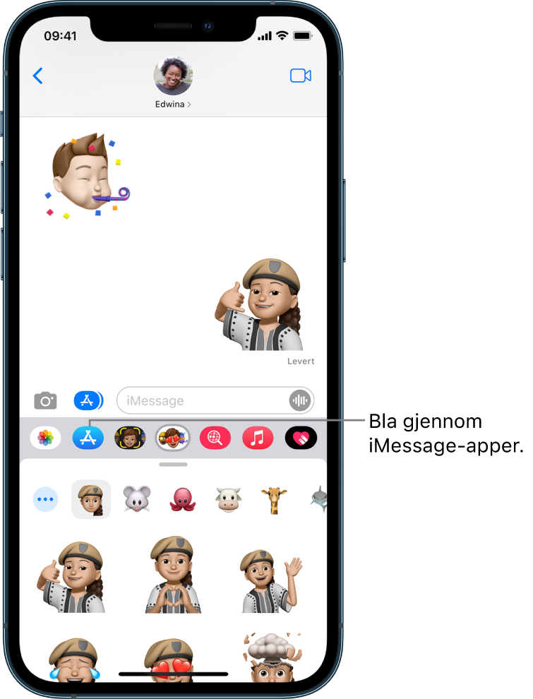 En Meldinger-samtale, med navigeringsknappen for iMessage-appen markert. Den åpne appskuffen viser smilefjesklistremerker.