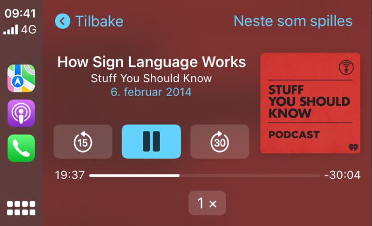 CarPlay-dashboardet som viser at podkasten How Sign Language Works by Stuff You Should Know spilles av.