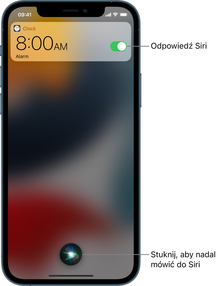 Siri na zablokowanym ekranie. Powiadomienie z aplikacji Zegar potwierdzające, że alarm jest ustawiony na godzinę ósmą rano. Na środku dolnej części ekranu znajduje się przycisk pozwalający dalej mówić do Siri.