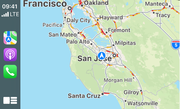 CarPlay z ikonami aplikacji Mapy, Podcasty i Telefon po lewej oraz mapą bieżącego obszaru po prawej.