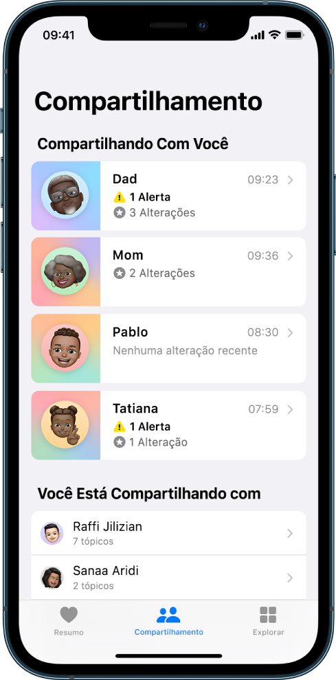 Tela Compartilhamento do app Saúde. No meio da tela, de cima para baixo, há uma lista de contatos Compartilhando Com Você que inclui informações como Alerta, Alterações e Nenhuma alteração recente. Abaixo disso há uma lista de contatos “Você Está Compartilhando com”. Abaixo de cada contato está o número de tópicos sendo compartilhados com esse contato. Na parte inferior da tela, da esquerda para a direita, estão os botões Resumo, Compartilhando e Explorar. Compartilhamento está selecionado.