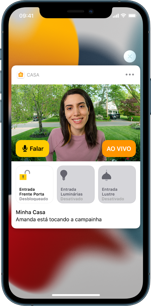 Uma notificação do app Casa aparece na tela do iPhone. Ela mostra a foto de uma pessoa na porta da frente com o botão Falar à esquerda. Abaixo, os botões de acessório para as luzes da porta da frente e da entrada. As palavras “Anita está tocando a campainha”. O botão Fechar aparece na parte superior direita da notificação.