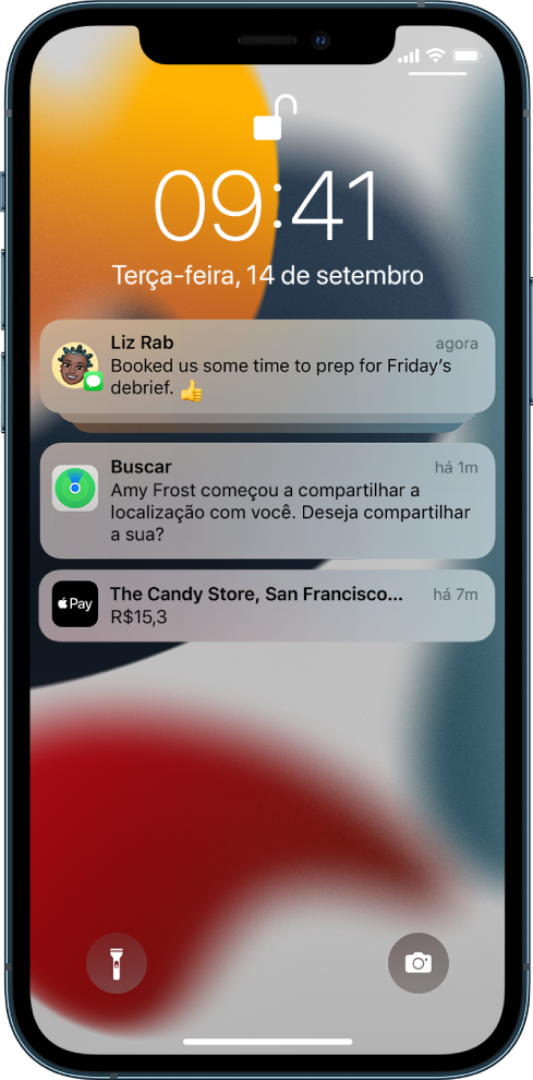 Um grupo de notificações e duas notificações independentes na Tela Bloqueada: três notificações do app Mensagens, uma notificação do app Buscar e uma notificação do Apple Pay.