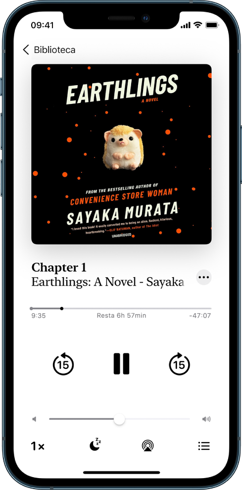 Tela do reprodutor de audiolivros mostrando a capa do audiolivro no centro da parte superior. Abaixo da capa estão o número da faixa, nome do audiolivro e autor. Abaixo do nome do audiolivro encontra-se o cursor de reprodução, abaixo do qual estão os controles de reproduzir, pausar, retroceder e avançar. Abaixo dos controles do reprodutor, encontra-se o controle deslizante de volume. Na parte inferior da tela, da esquerda para a direita, encontram-se os botões Velocidade de Reprodução, Timer, Destino da Reprodução e Lista de Faixas. O botão Biblioteca está no canto superior esquerdo.