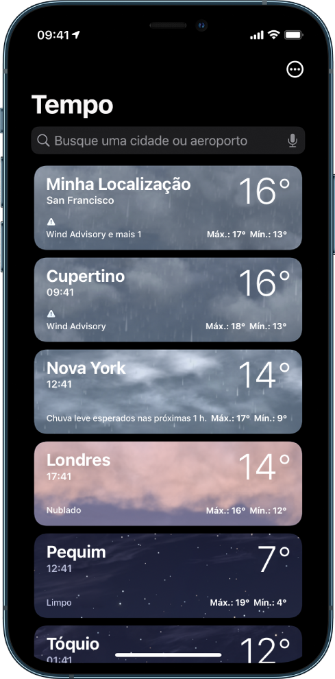 Uma lista de cidades mostrando a hora, temperatura atual, previsão e temperaturas máximas e mínimas para cada cidade. Na parte superior da tela está o campo de busca, no canto superior direito, o botão Mais.