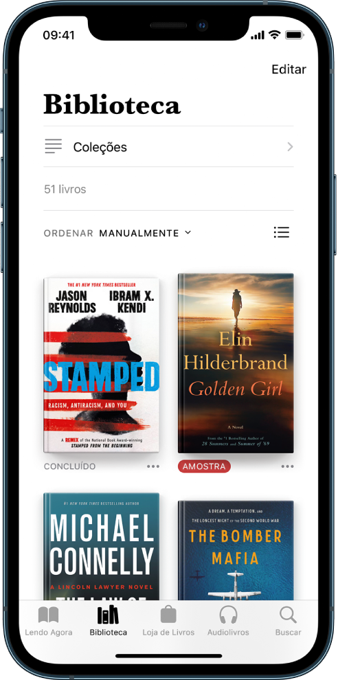 Tela Biblioteca no app Livros. Na parte superior da tela, o botão Coleções e opções de ordenação. A opção de ordenação Recente está selecionada. No meio da tela, capas dos livros na biblioteca. Na parte inferior da tela, da esquerda para a direita, as abas Lendo Agora, Biblioteca, Loja de Livros, Audiolivros e Buscar.