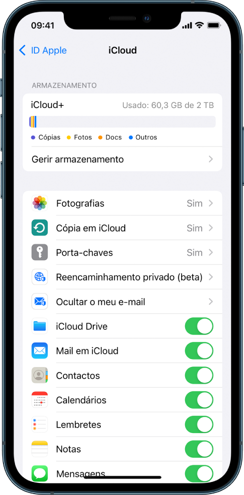 Ecrã das definições de iCloud, com o metro do armazenamento em iCloud e uma lista de aplicações e funcionalidades, incluindo Mail, Contactos e Mensagens, que podem ser usados com iCloud.